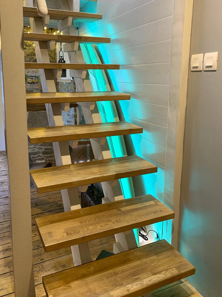 Création d'un escalier droit sans contre marche pour accès aux chambres : rendu final