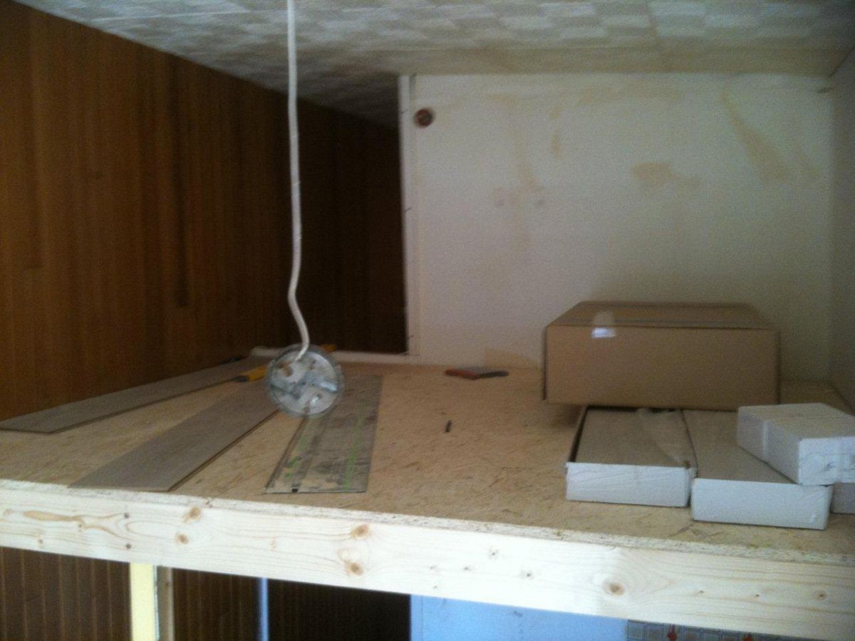 Mise en place d'un plancher de mezzanine de couchage dans un studio en hyper centre : vue pendant