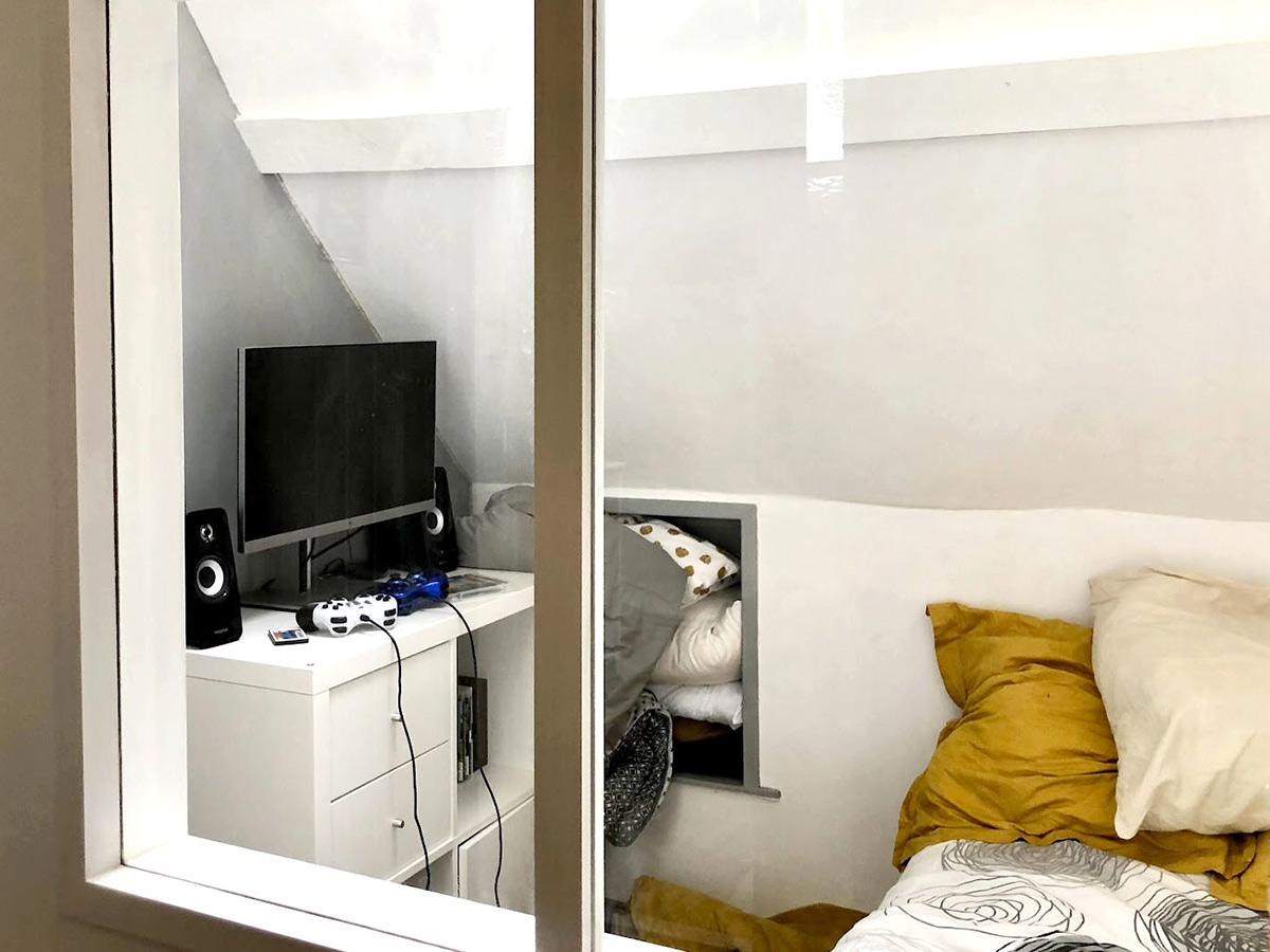 Ouverture d'une fenêtre fixe pour favoriser l'éclairage naturel : vue palier