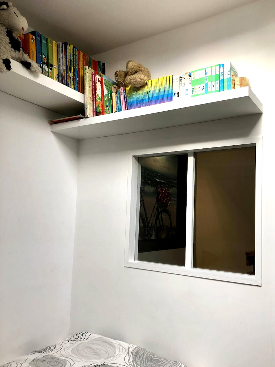 Ouverture d'une fenêtre fixe pour favoriser l'éclairage naturel : vue pièce