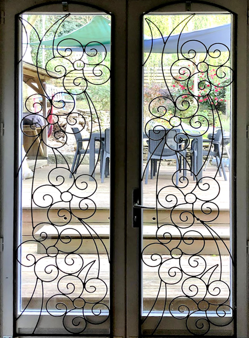 Mise en place de grilles en fer forgé démontables sur une porte fenêtre