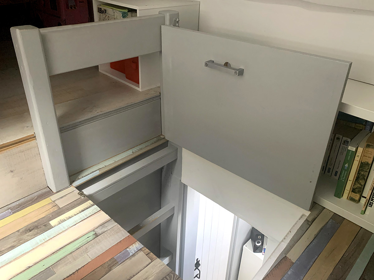 Création d'une solide trappe de grenier maintenue ouverte par un aimant