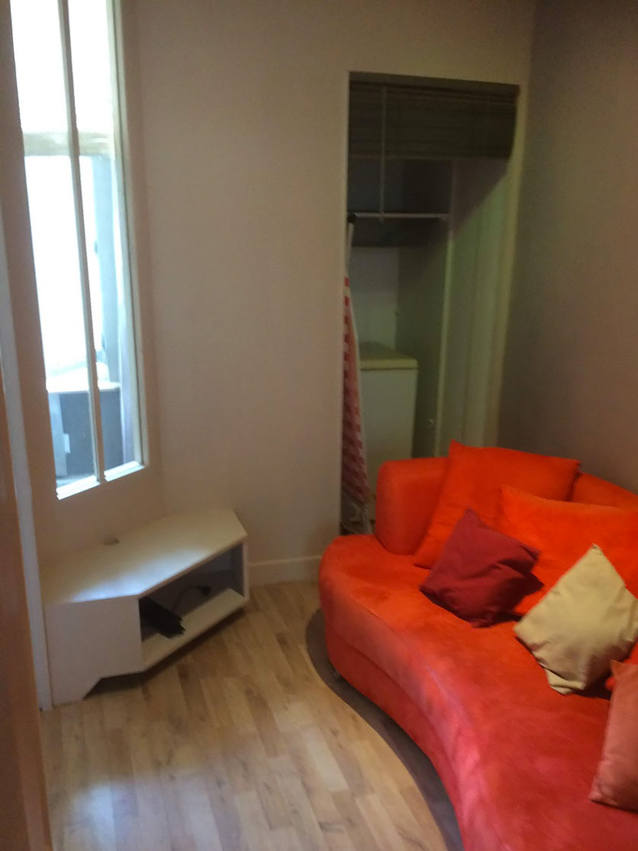 Création d'une verrière verticale pour favoriser l'éclairage d'un salon : vue salon