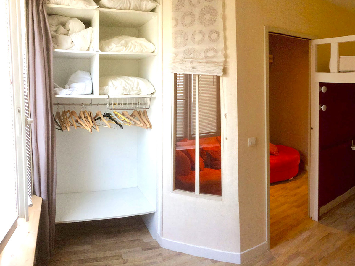 Création d'une verrière verticale pour favoriser l'éclairage d'un salon : vue chambre