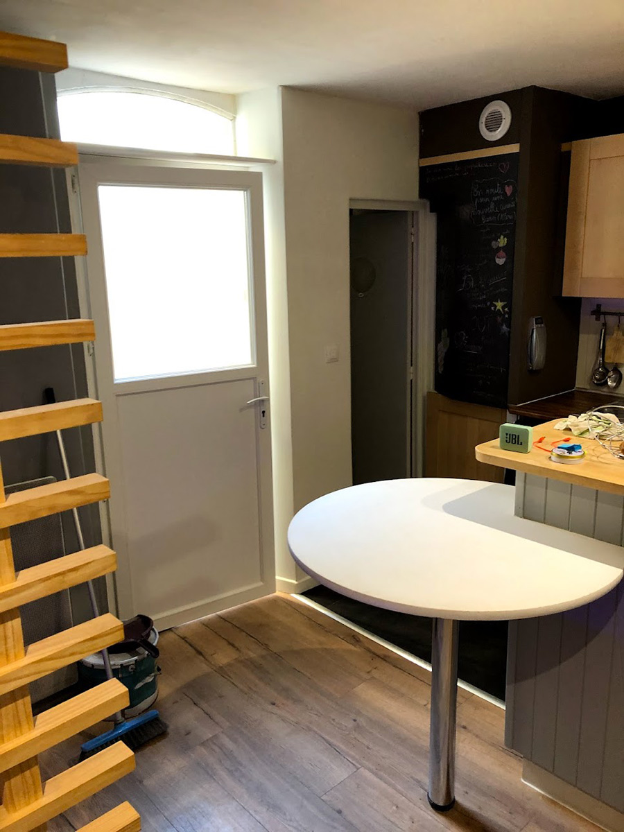 Pose d'une porte de service avec fenêtre dépolie en PVC blanc