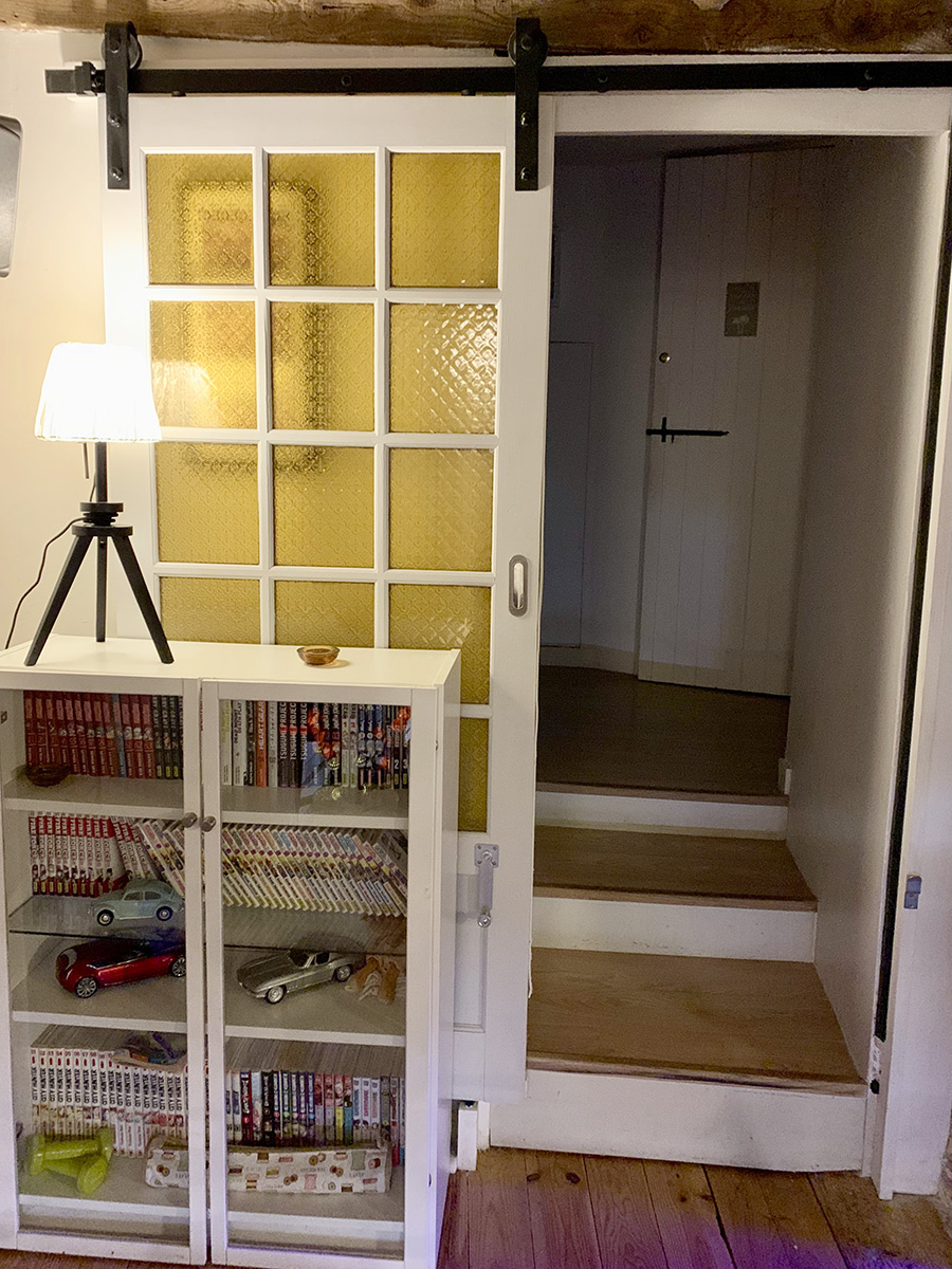 Transformation d'une porte de salon en ouverture coulissante sur rail industriel