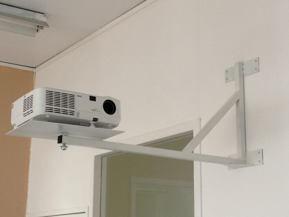 Pose d'un bras pour vidéo-projecteur dans une salle de cours