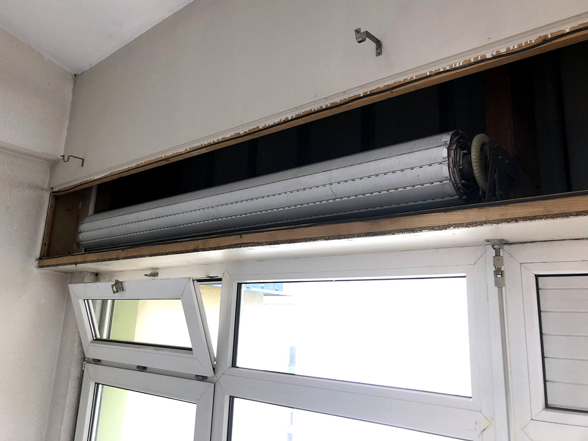 Réparation d'un store enrouleur dans un bureau