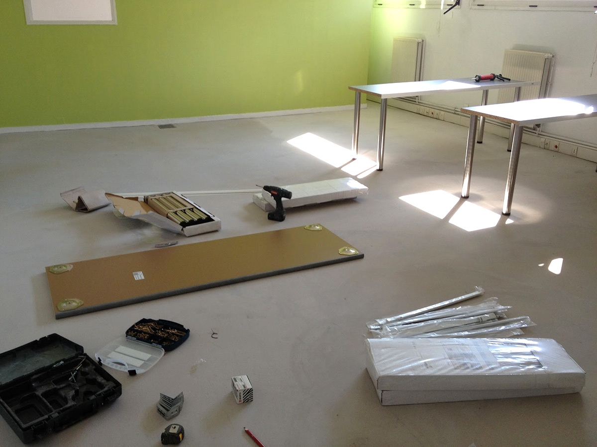 Montage de tables pour une salle de formation