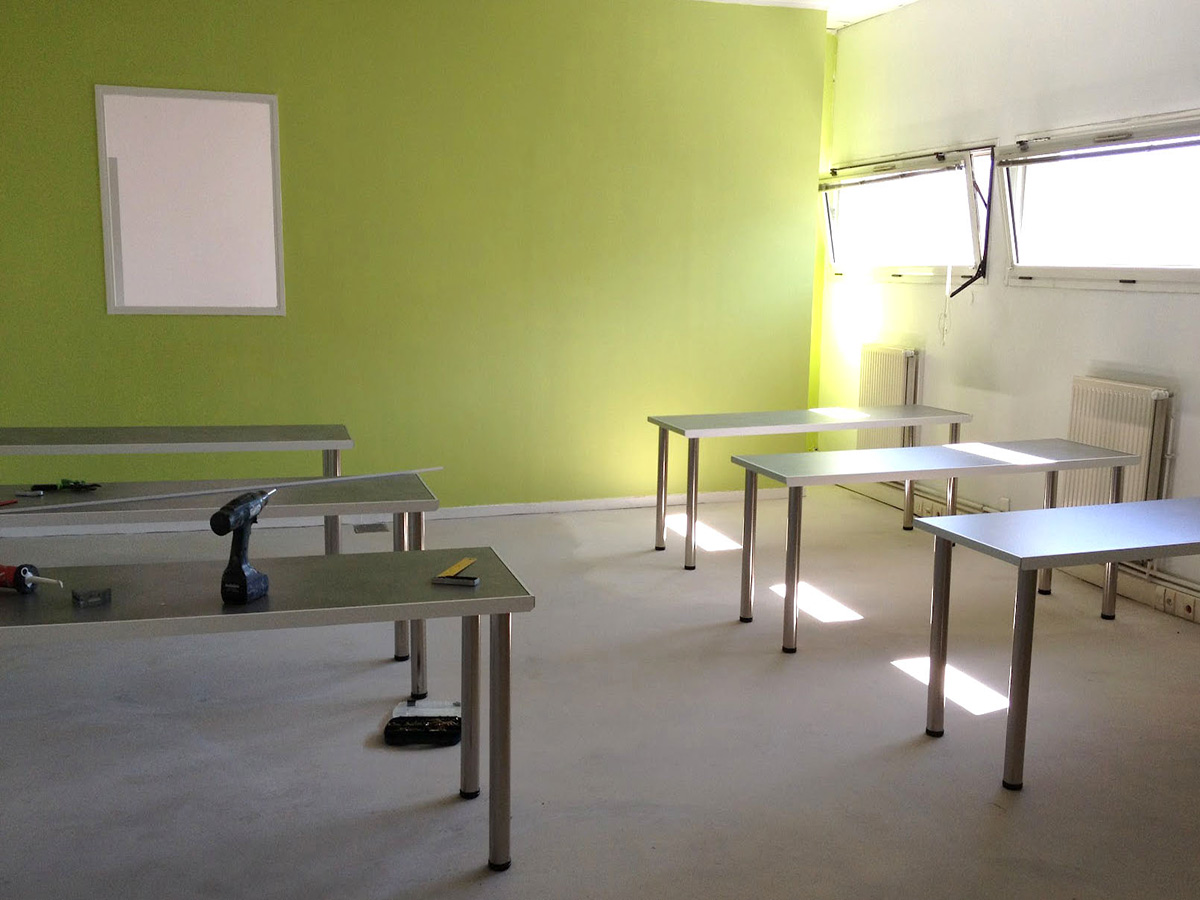 Montage de tables pour une salle de formation