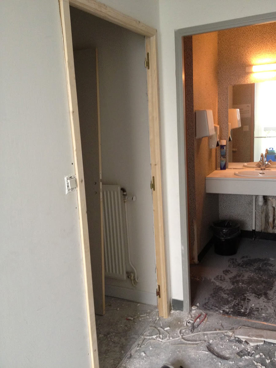 Remplacement d'une porte de sanitaires pour respecter les normes d'accessibilité