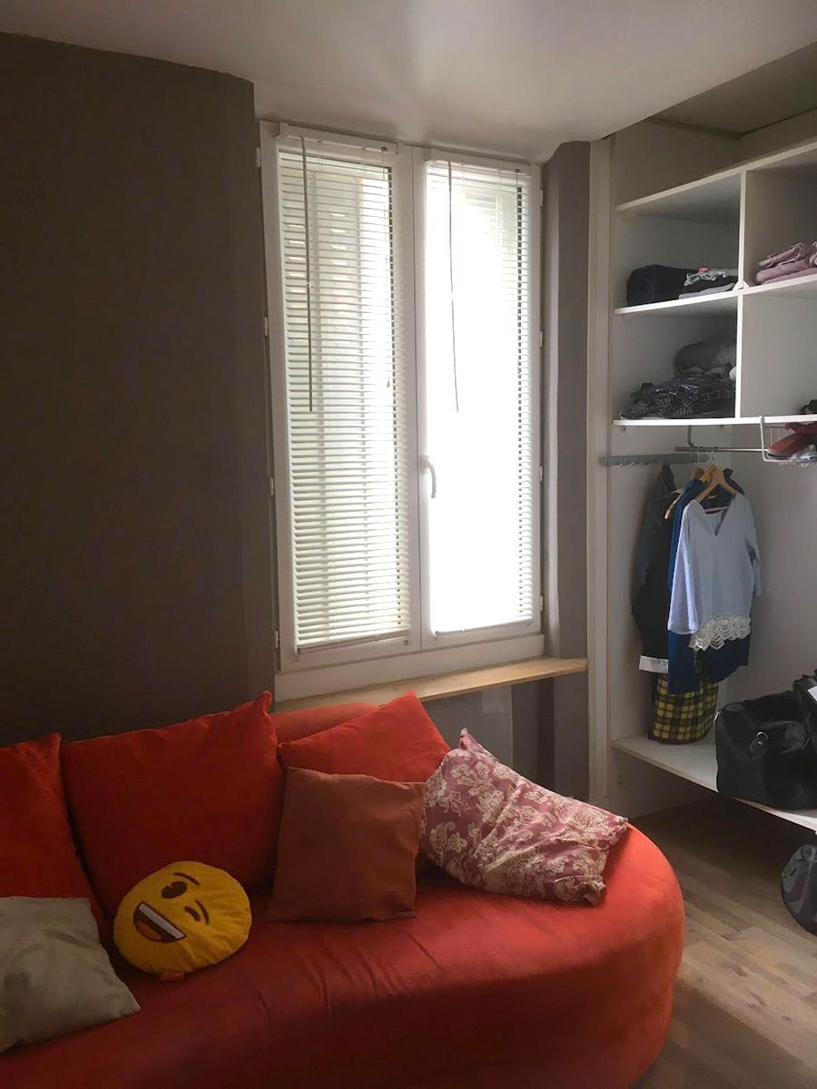 Création d'une penderie fermée par un rideau dans une chambre