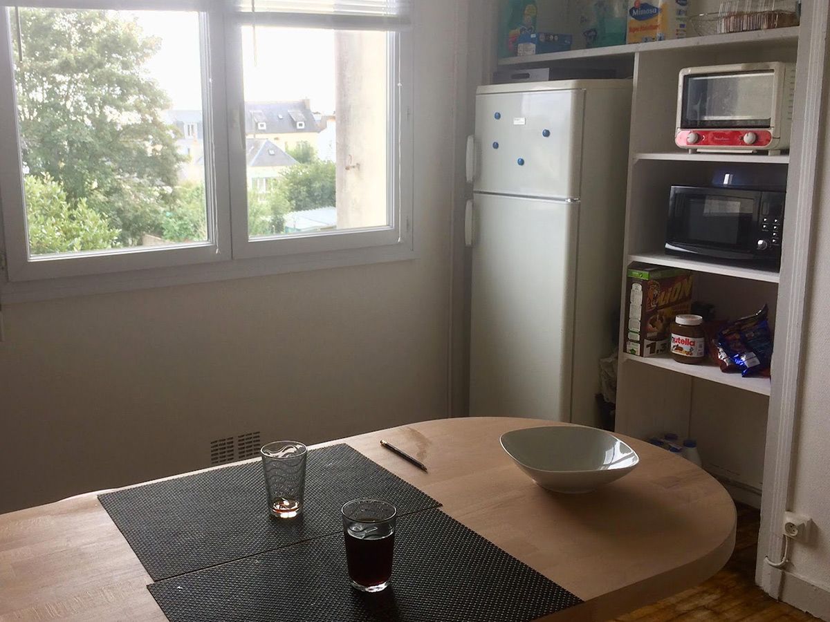 Aménagement d'un espace de rangement autour d'un réfrigérateur