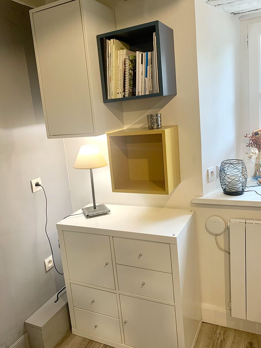 Montage et fixation de meubles en kit dans une cuisine