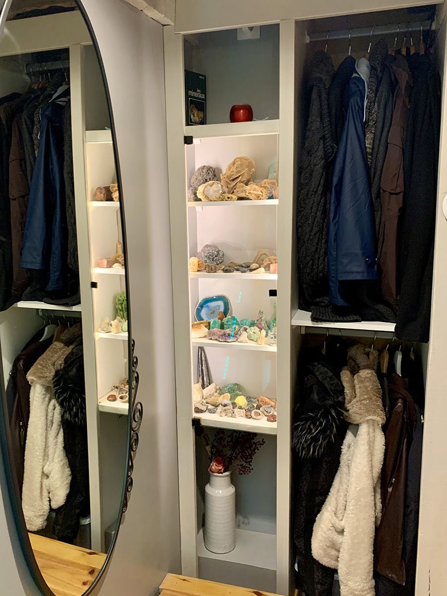 Création d'une penderie sur un pallier avec son espace vitrine éclairé