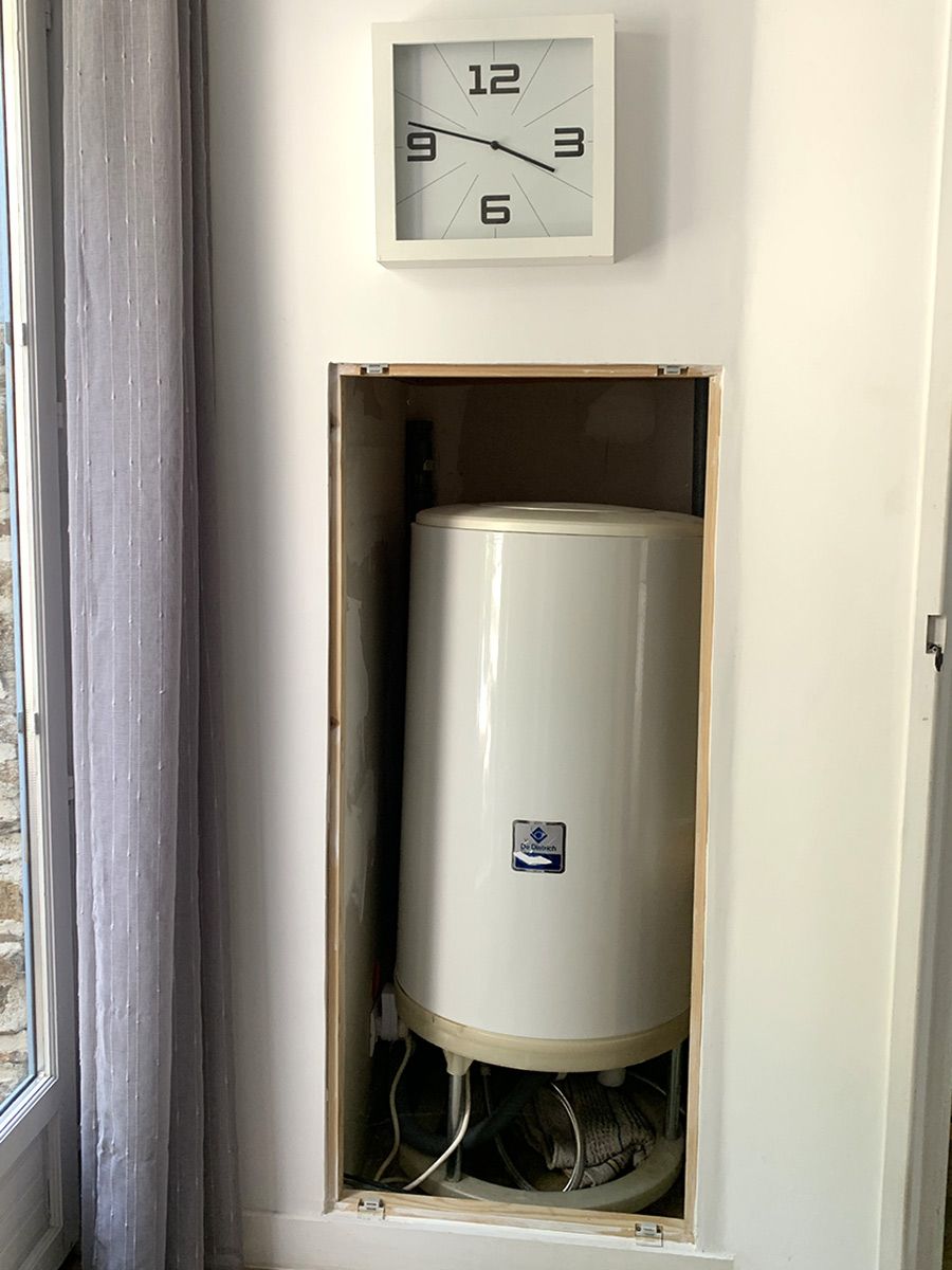 Aménagement d'un coffre avec trappe de visite aimantée pour cacher un ballon d'eau chaude : vue ouvert