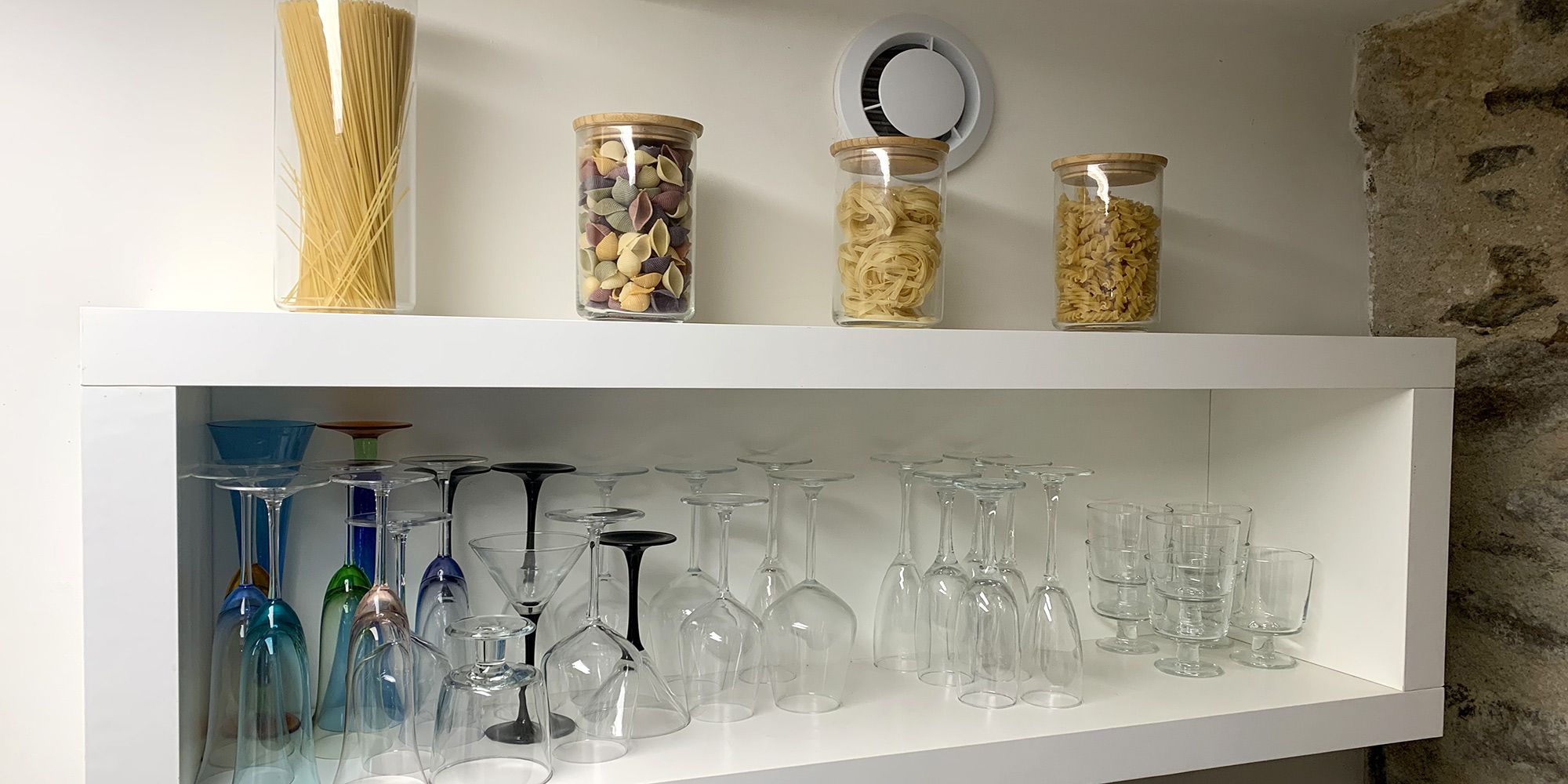 Assemblage d'étagères en kit pour meubler une arrière-cuisine