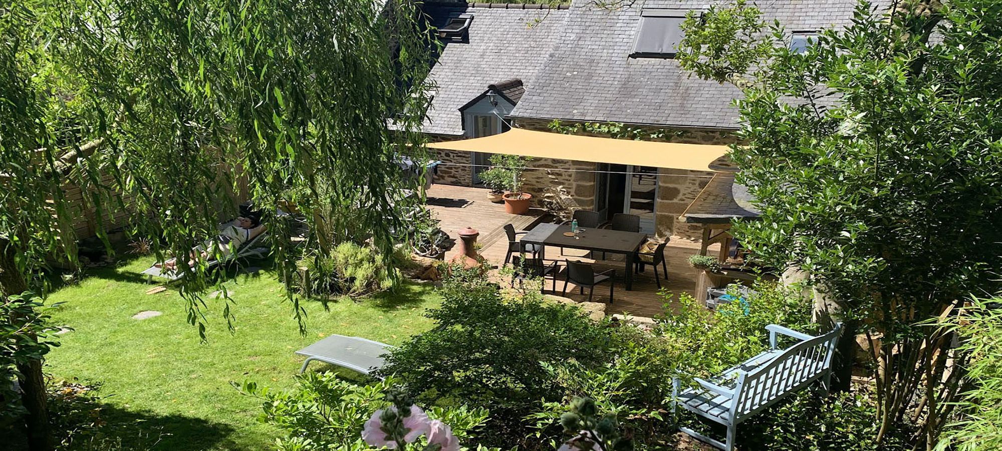 Aménagement d'un jardin de maison de bourg : pose d'une voile d'ombrage