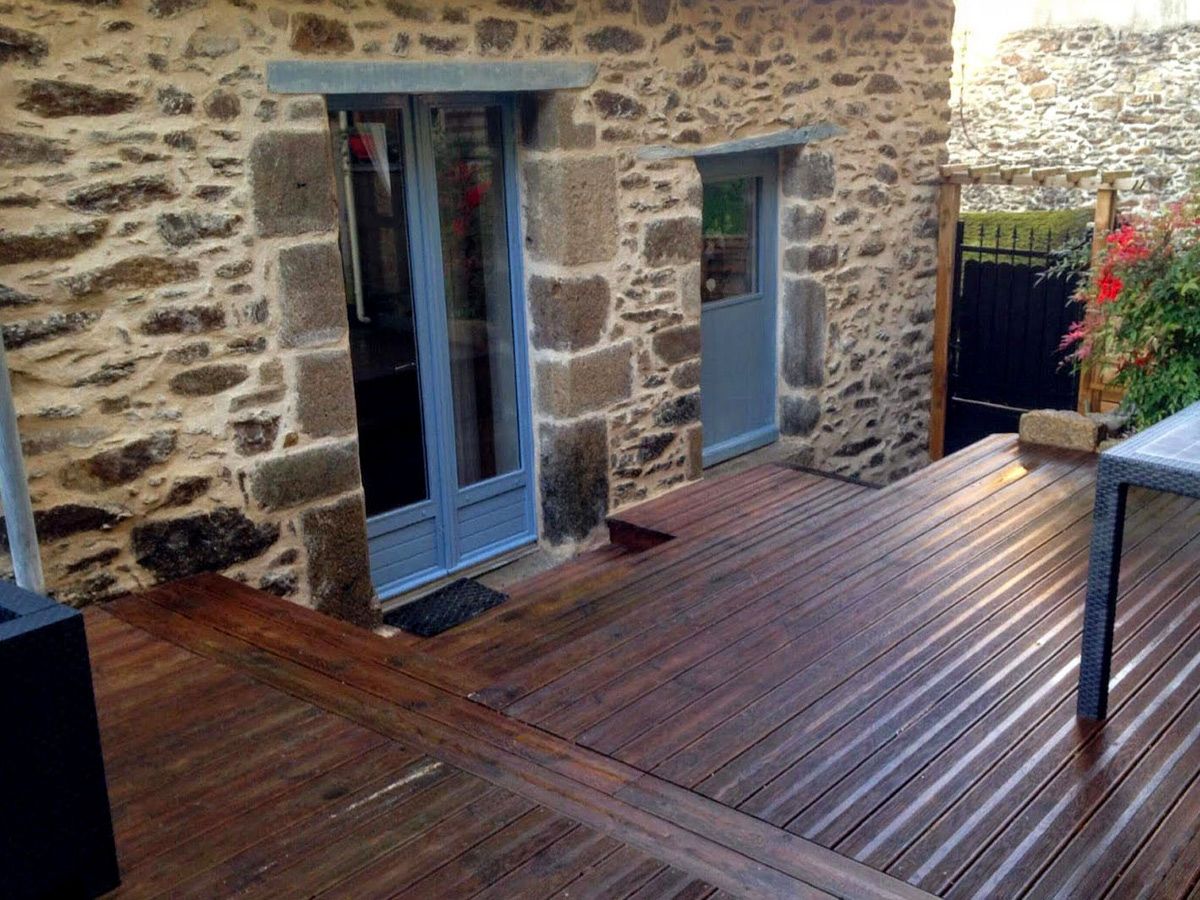 Traitement fond dur d'une terrasse bois : aspect teck moyen
