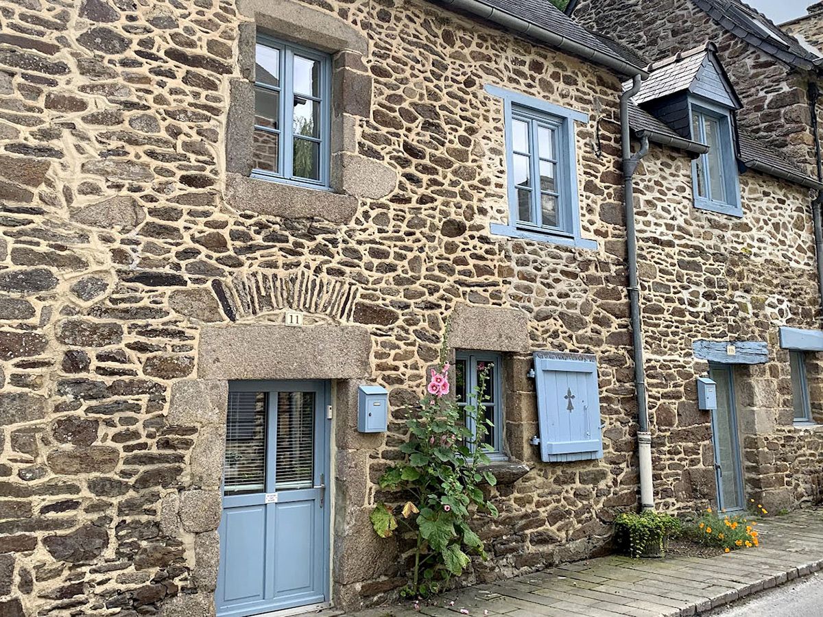 Peinture des volets, fenêtres, baies et boites aux lettres sur une maison de bourg