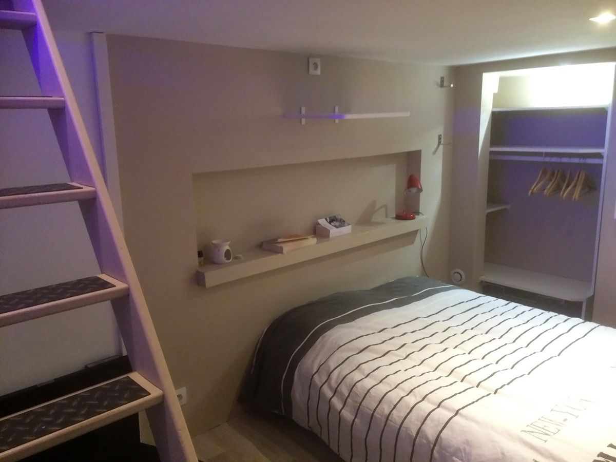 Peinture du plafond et des murs d'une chambre d'étudiant