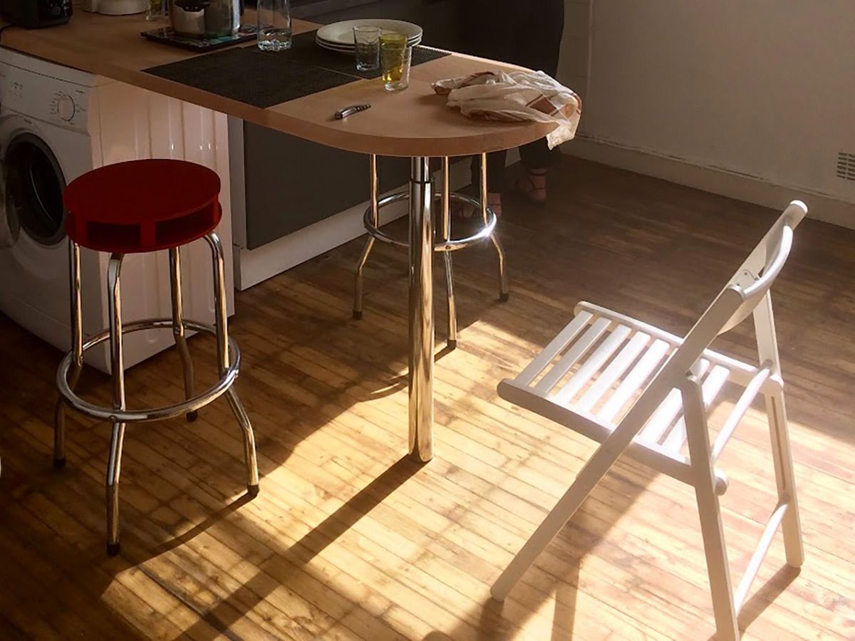 PonÃ§age et vitrification aspect bois ciré du parquet d'une cuisine