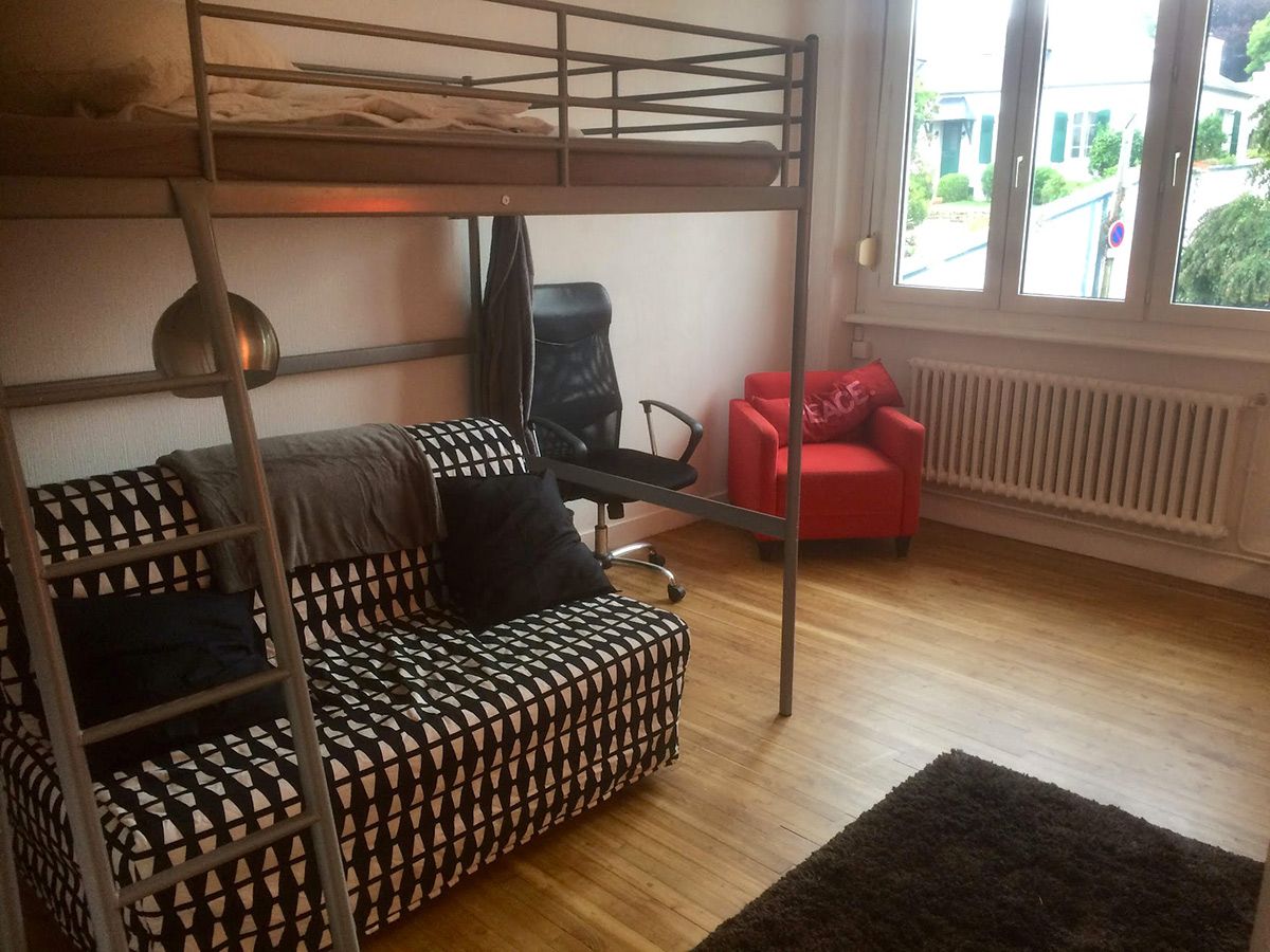 PonÃ§age et vitrification aspect bois ciré du parquet d'une chambre avec coin salon