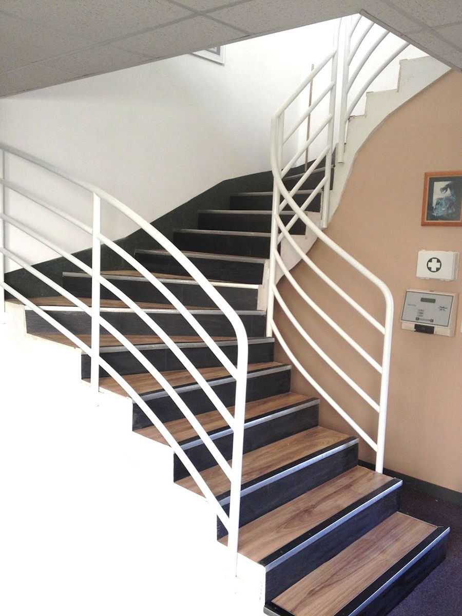Peinture d'un hall avec escalier dans des locaux professionnels