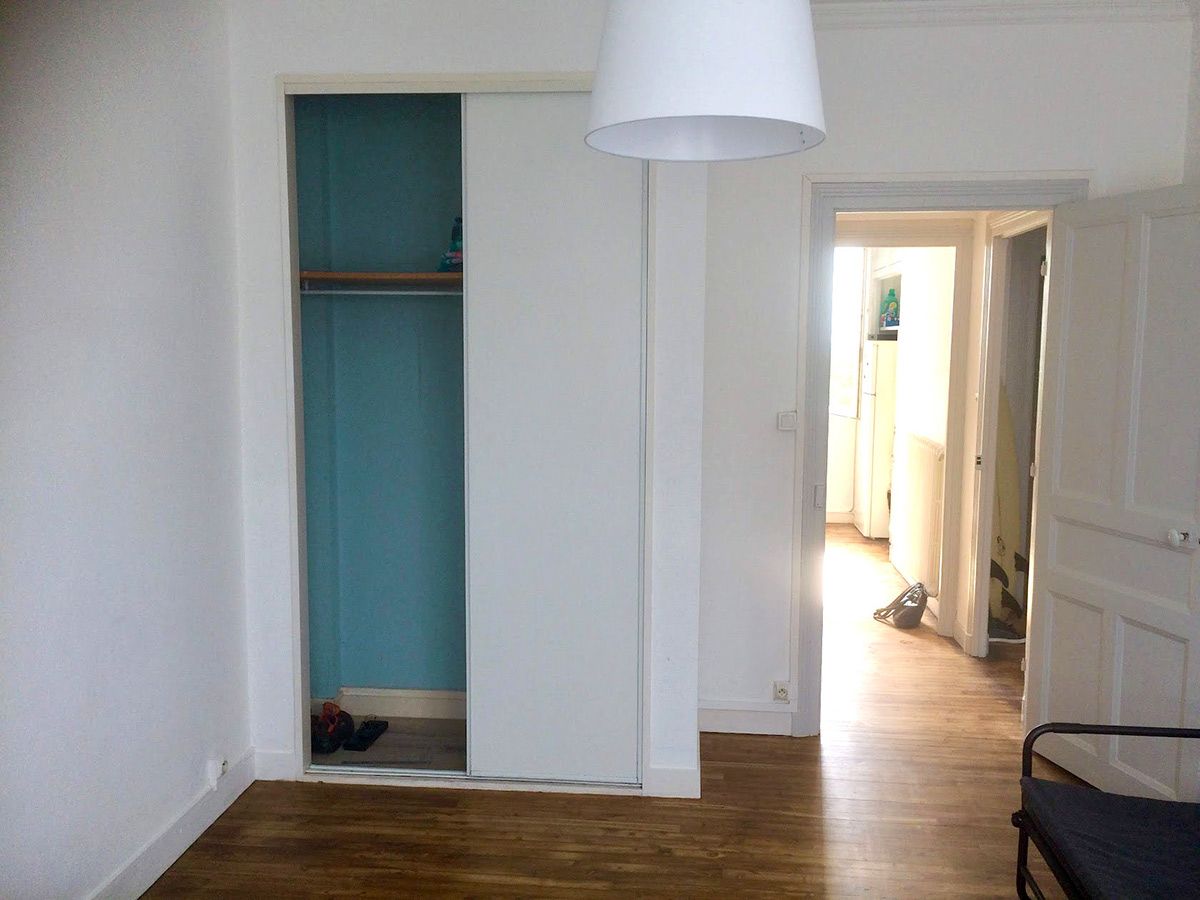 PonÃ§age et vitrification aspect bois ciré du parquet d'une chambre et du couloir