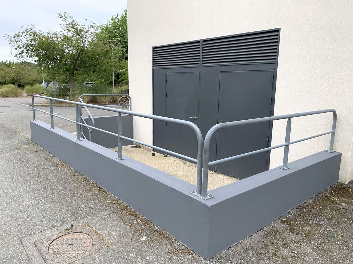 Enduit et peinture pliolite sur un muret de bâtiment professionnel