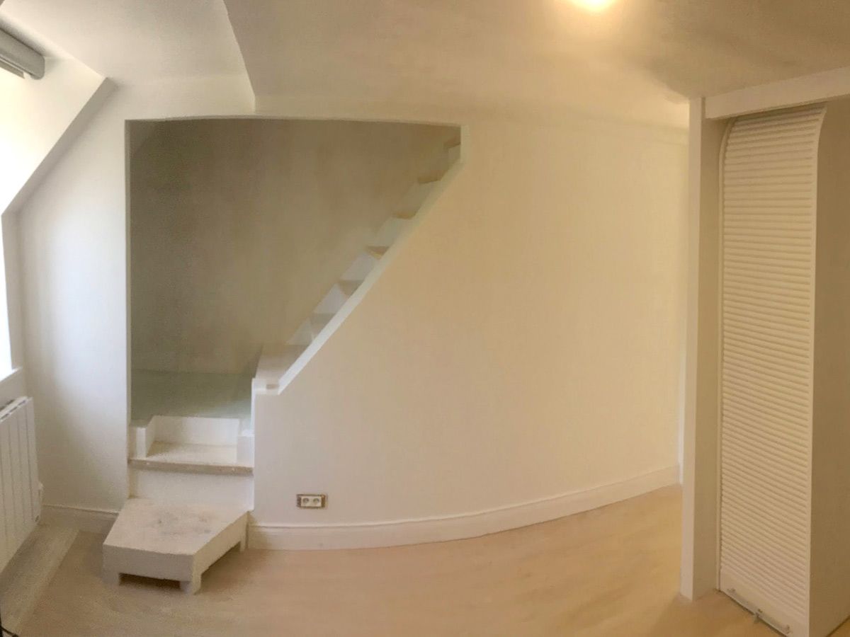 Finition des enduits et peinture complète des murs et du plafond d'un bureau dans une maison individuelle