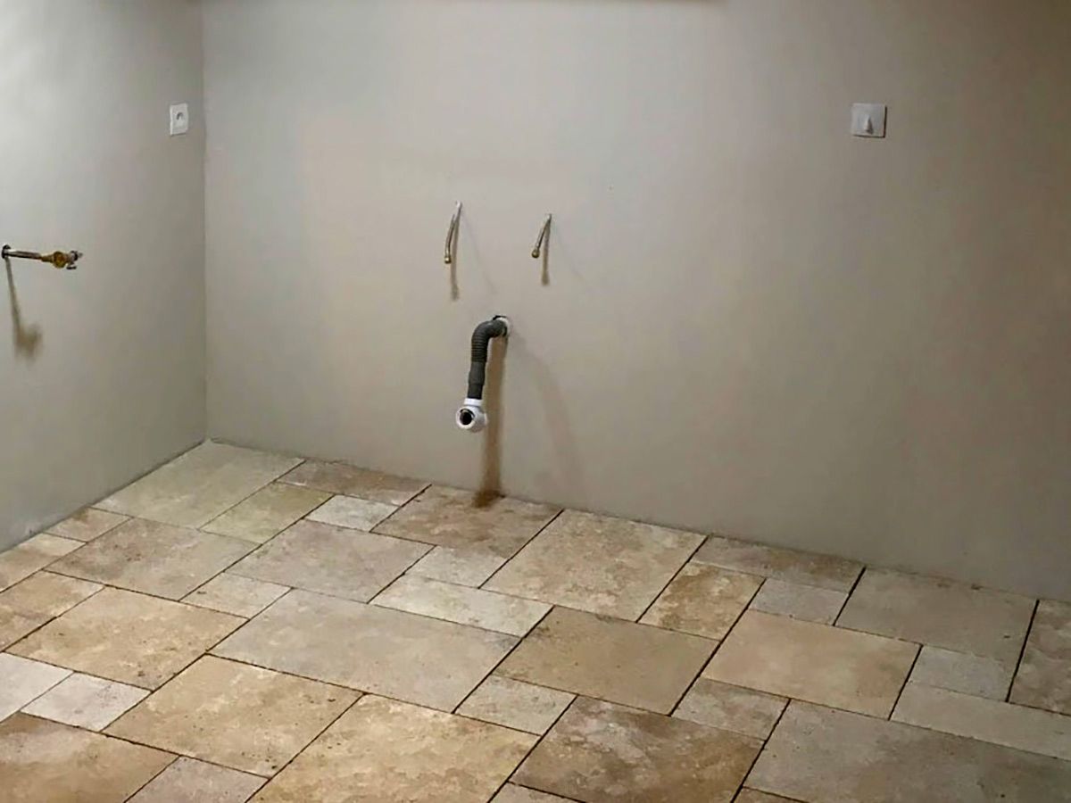 Pose de pavés en pierre naturelle en opus 4 dans une cuisine