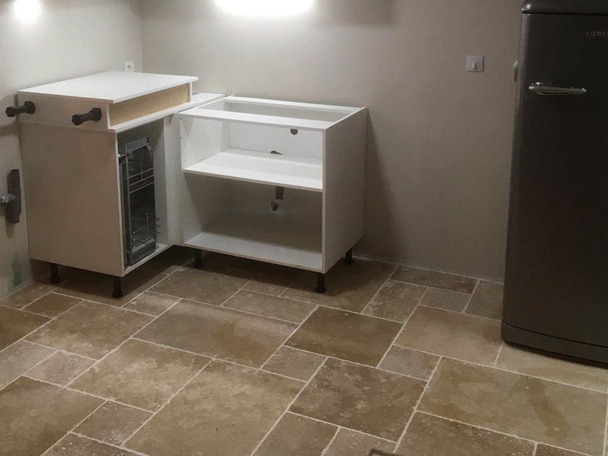 Pose de pavés en pierre naturelle en opus 4 dans une cuisine