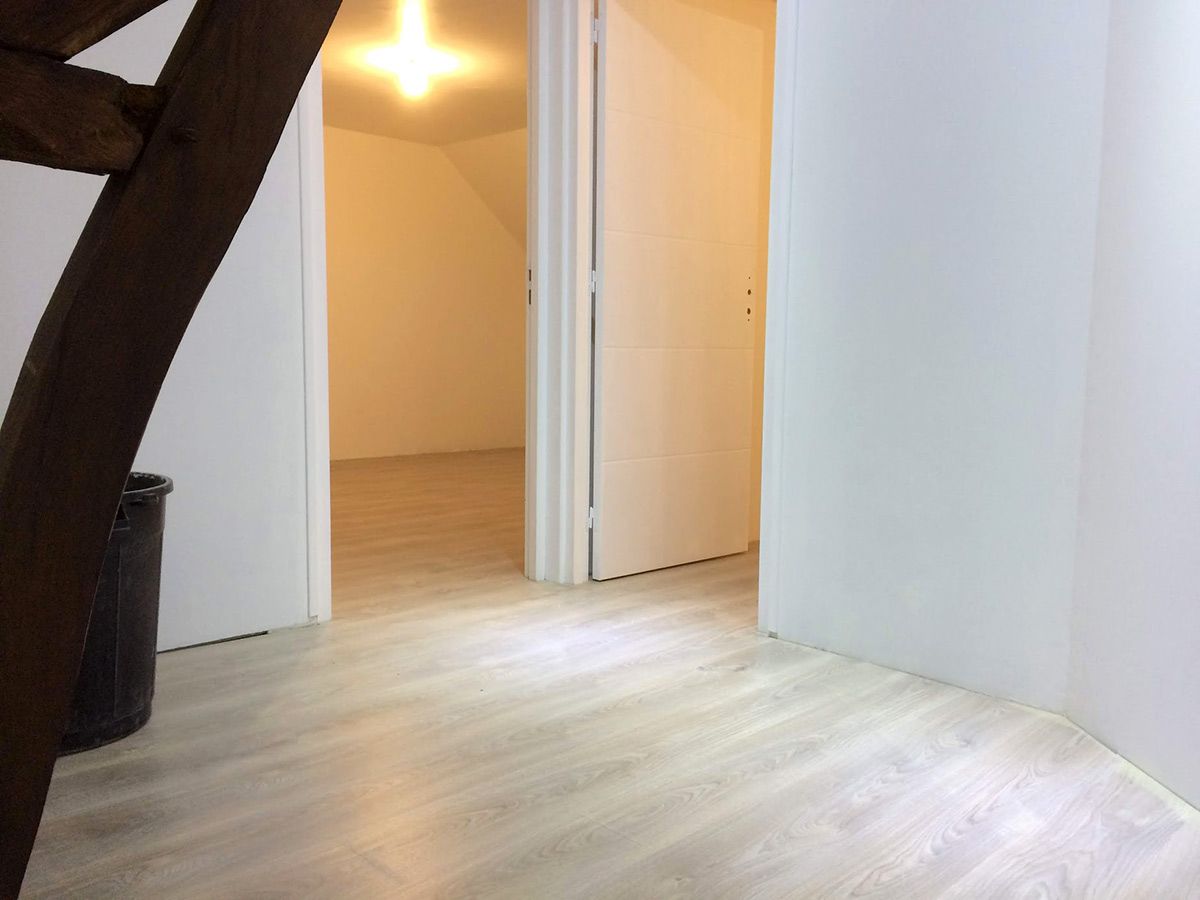 Pose de parquet stratifié sans seuil entre les chambres