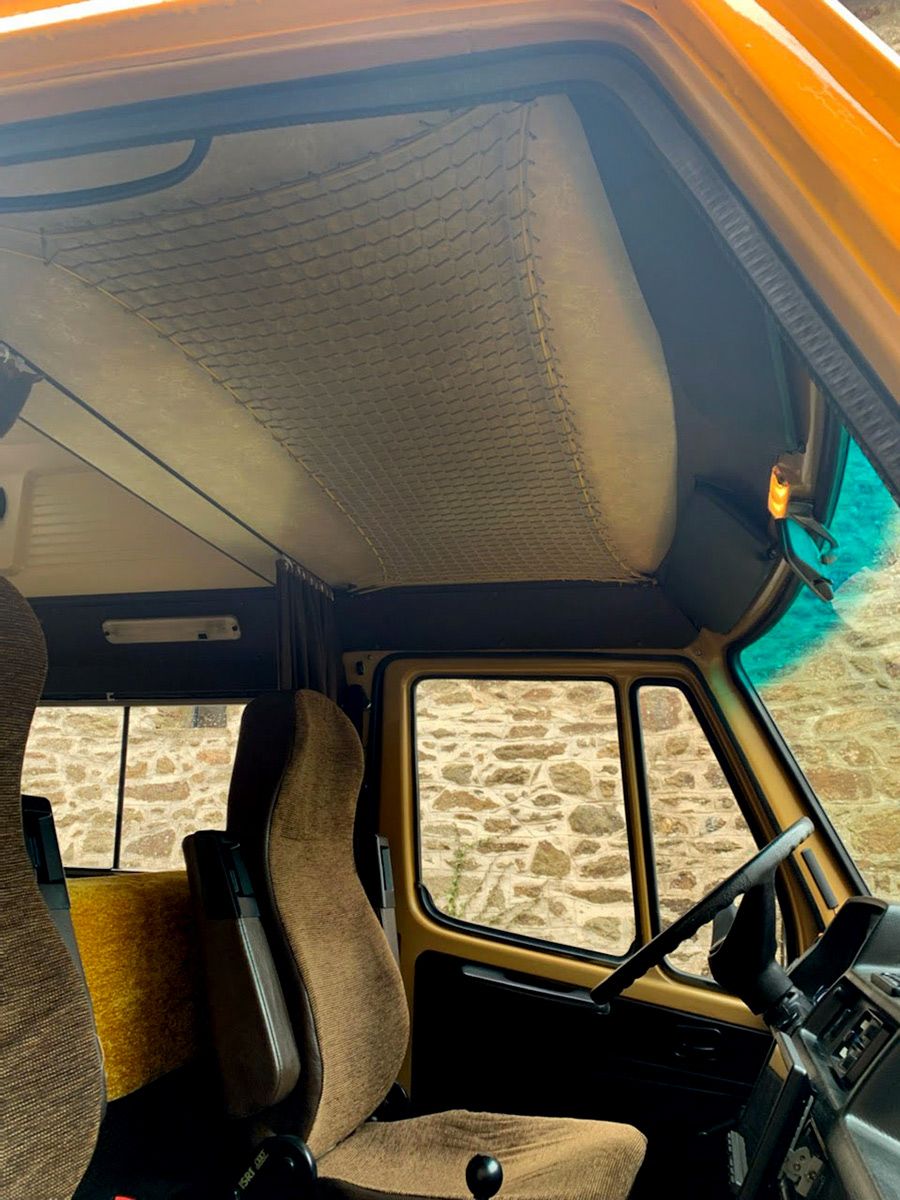 Mise en place d'un filet sur mesure au plafond pour stocker des vêtements ou casquettes