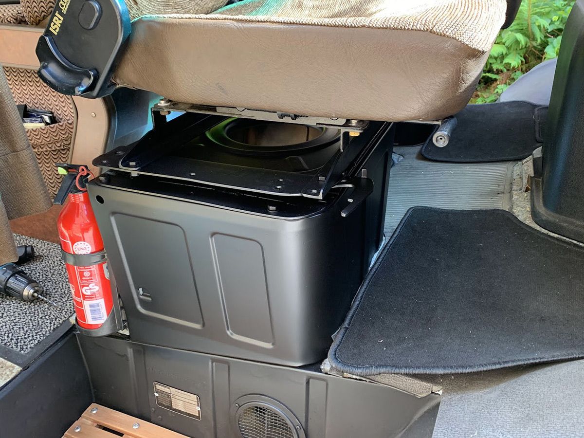 Nettoyage et peinture des supports de fauteuils, mise en place d'un fauteuil tournant