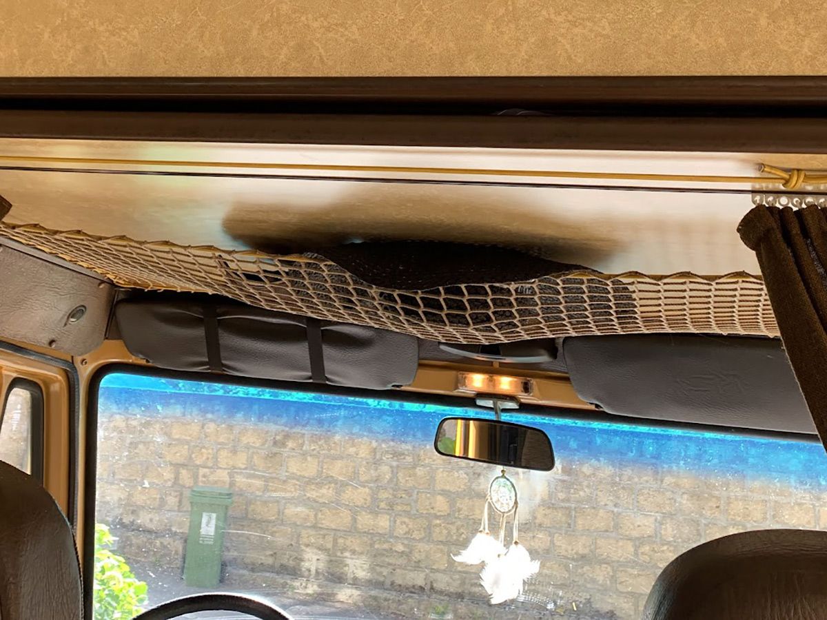 Mise en place d'un filet sur mesure au plafond pour stocker des vêtements ou casquettes