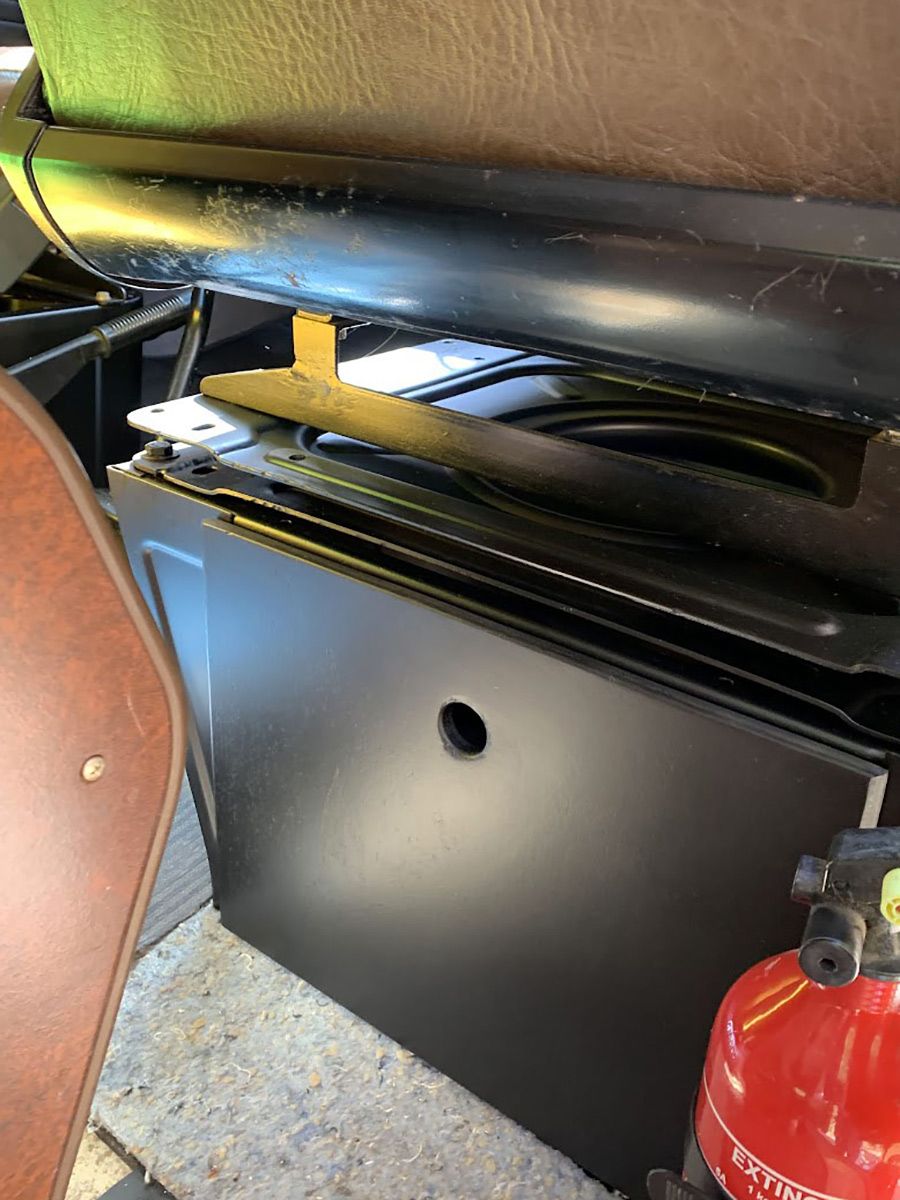 Création d'une porte aimantée sur mesure pour stockage sous le fauteuil