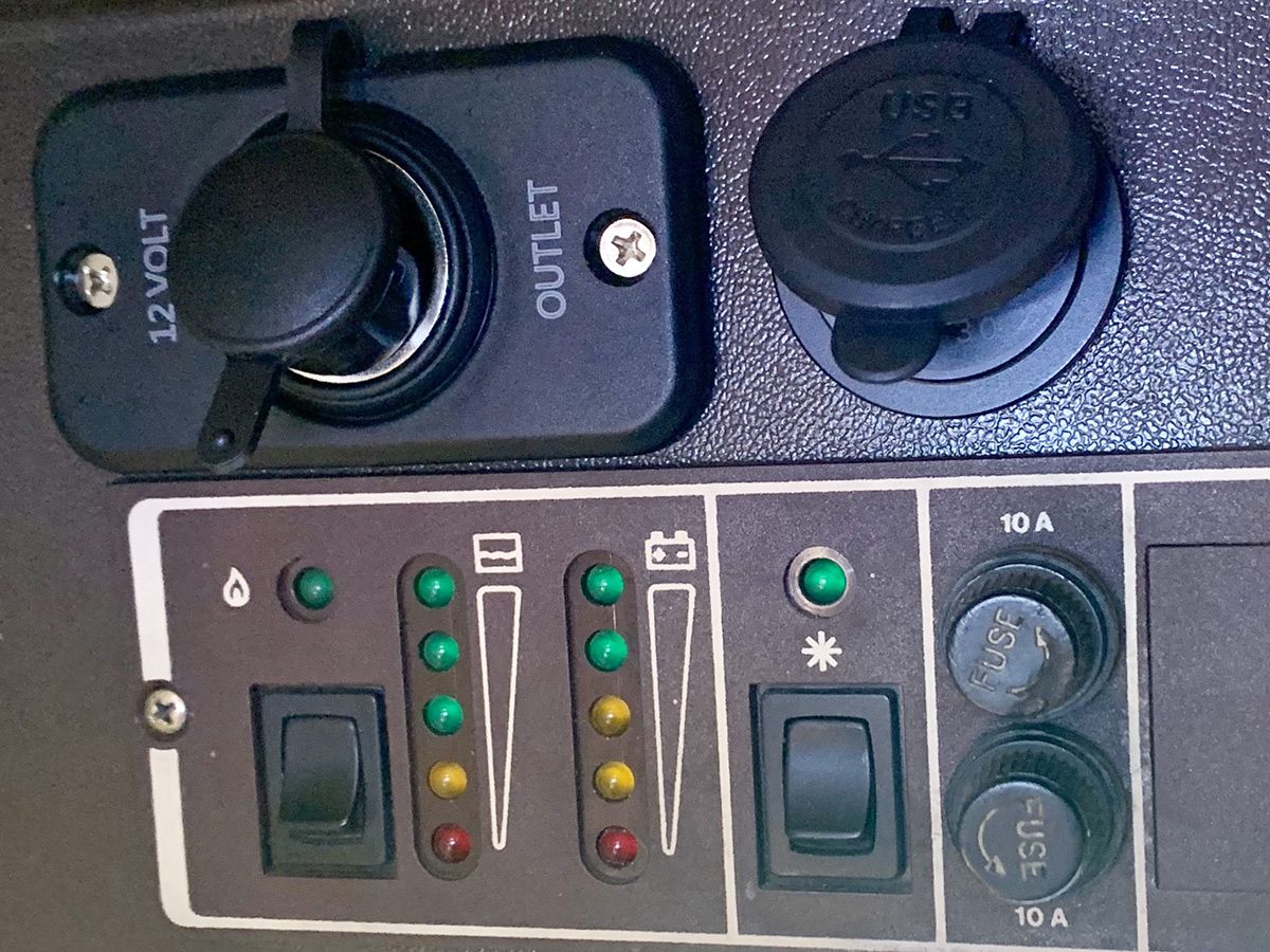 Pose de prises électriques supplémentaire : 220v, 12v et ports USB