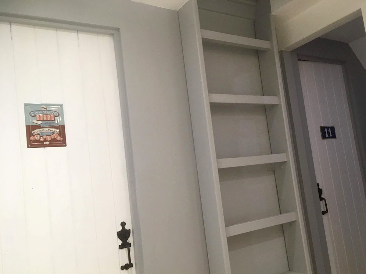 Peinture du plafond, des murs, des portes et de l'échelle d'accès au grenier