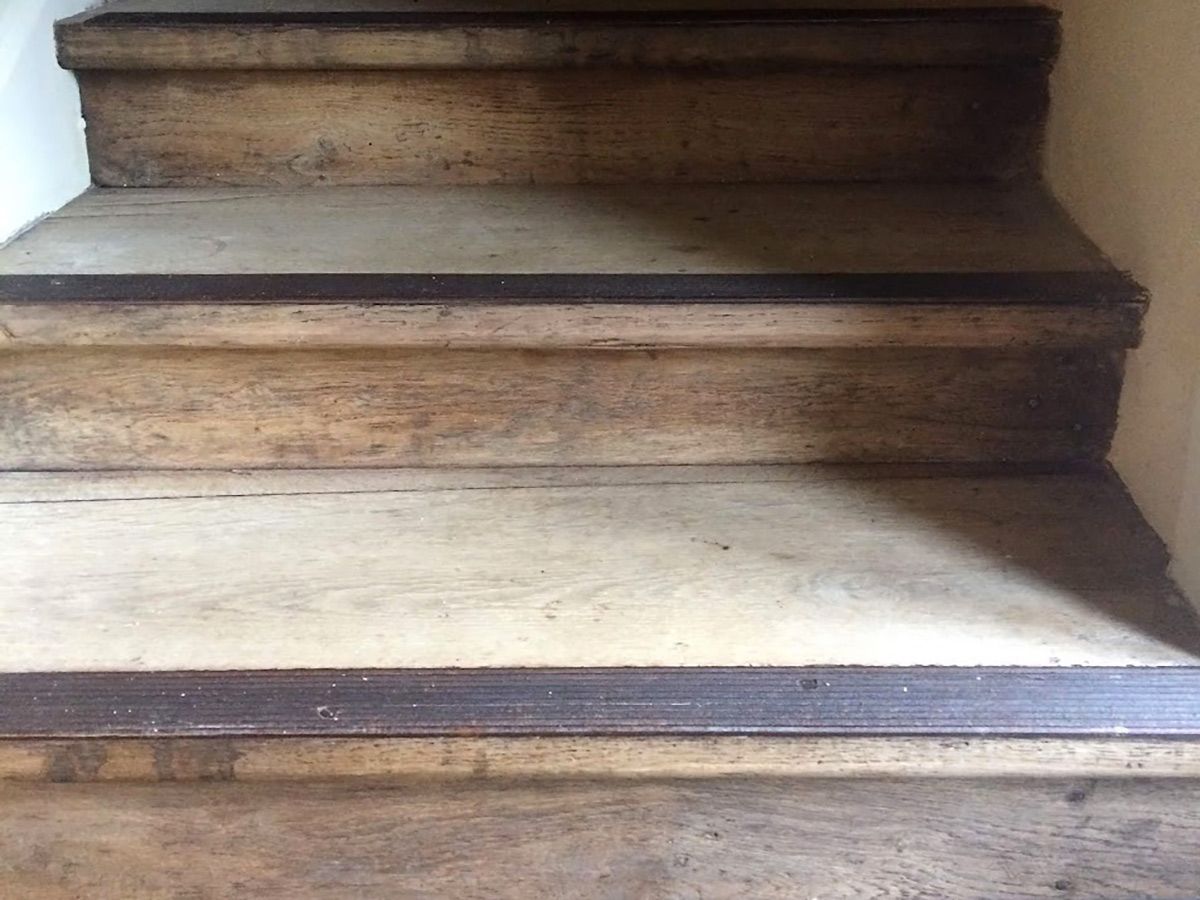 Décapage, ponÃ§age et vitrification d'un escalier ancien