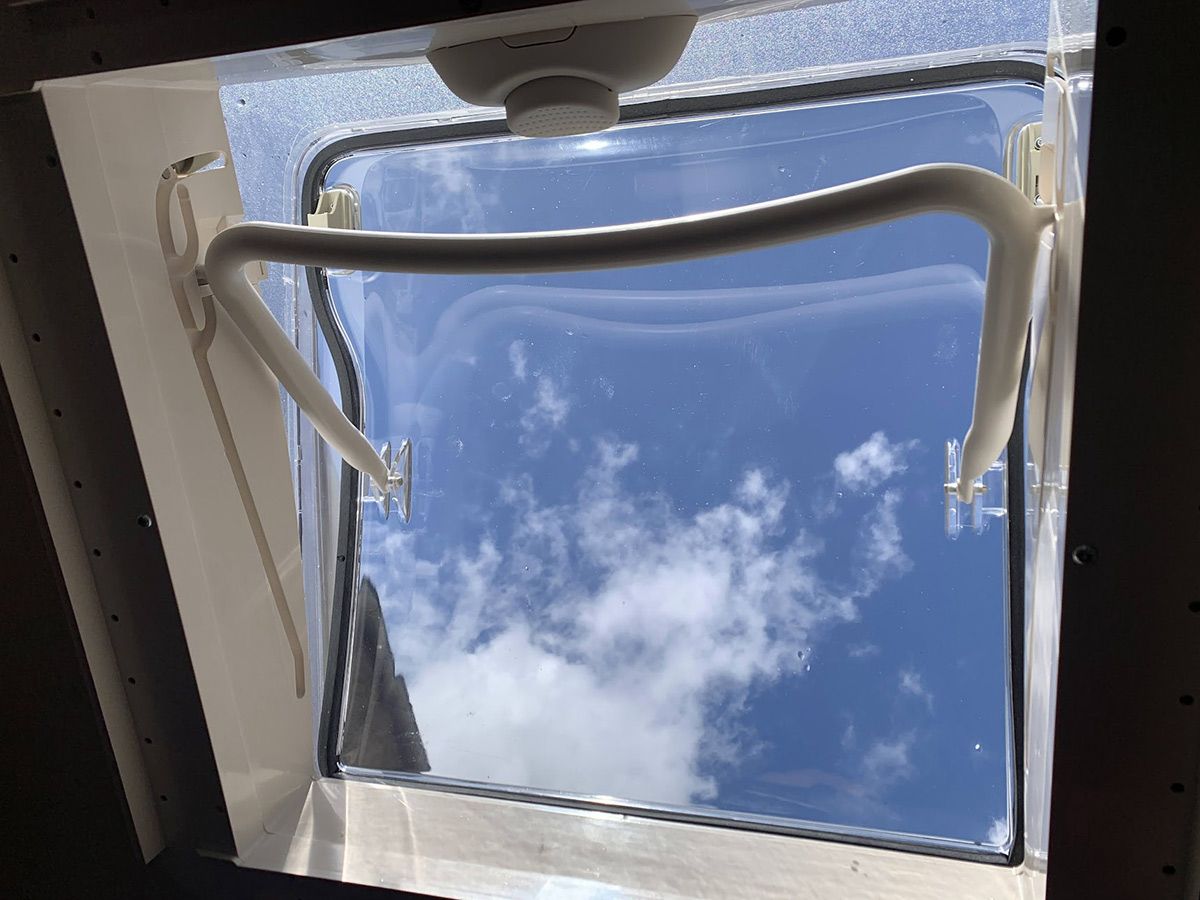 Pose d'une fenêtre de toit sur mercedes 309D