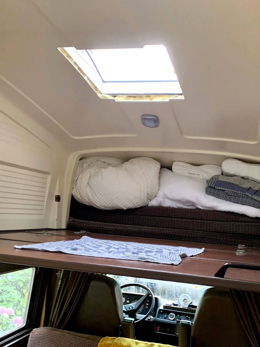 Pose d'une fenêtre de toit sur mercedes 309D : découpe du toit