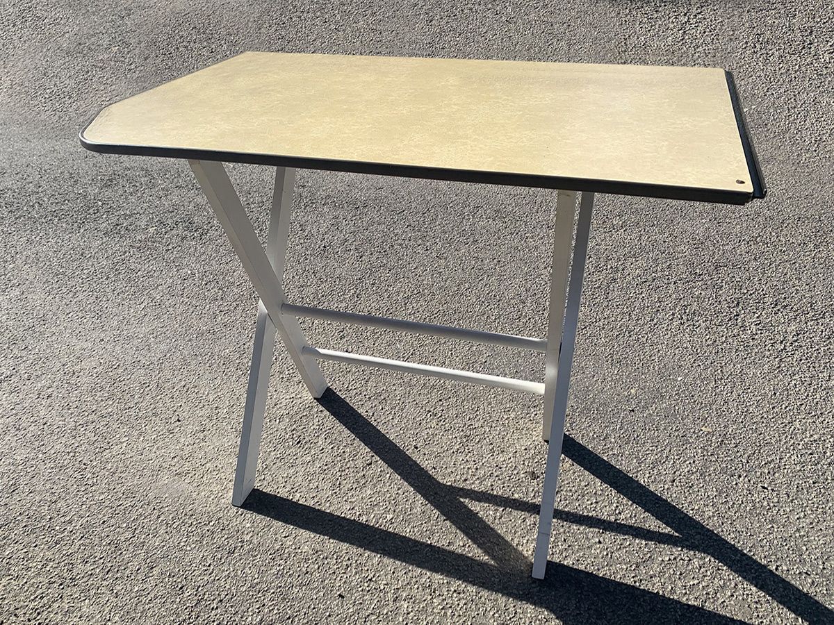 Création d'un pied pliant pour exploiter le plateau de table d'origine