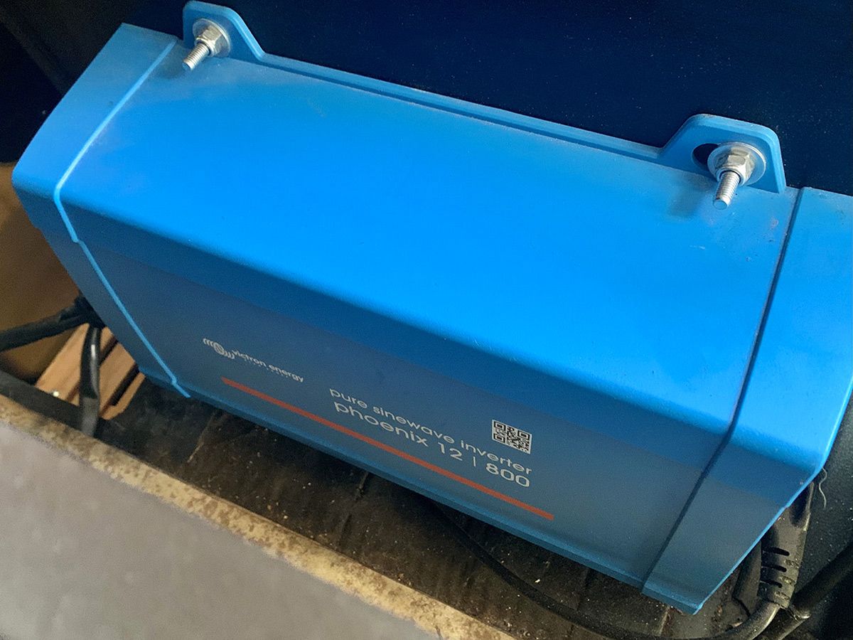 Branchement et fixation d'un convertisseur 12V-220V