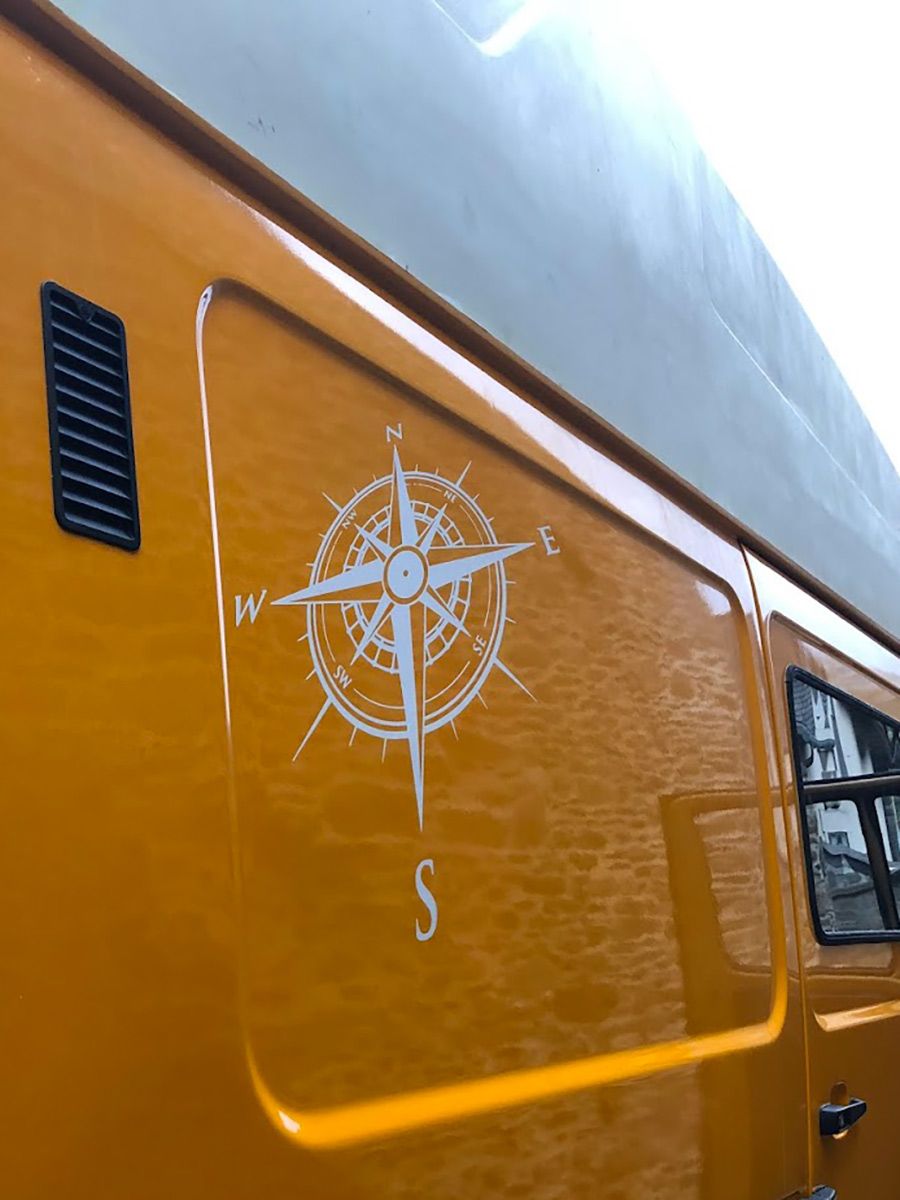 Pose d'un transfert sur la carrosserie