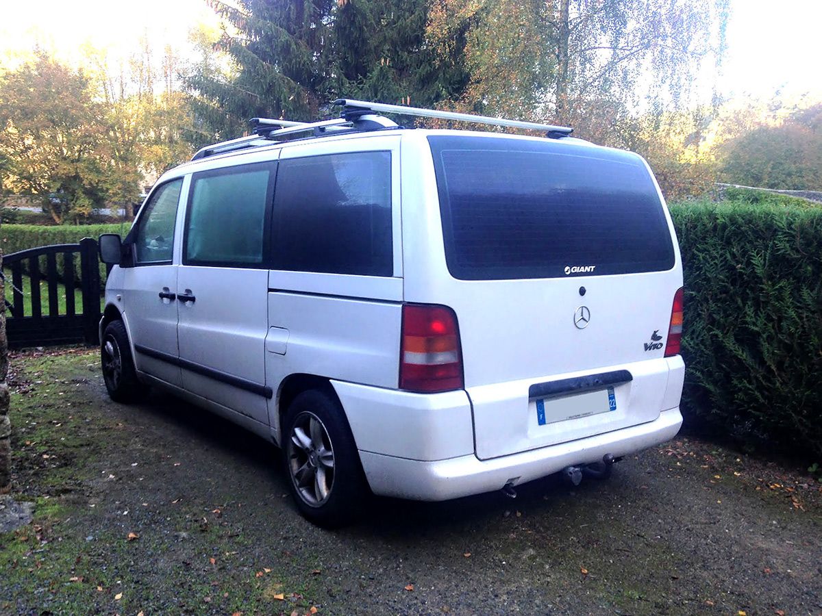 Installation de barres de toit longitudinales puis transversales Thule + panneau solaire 140W sur Vito