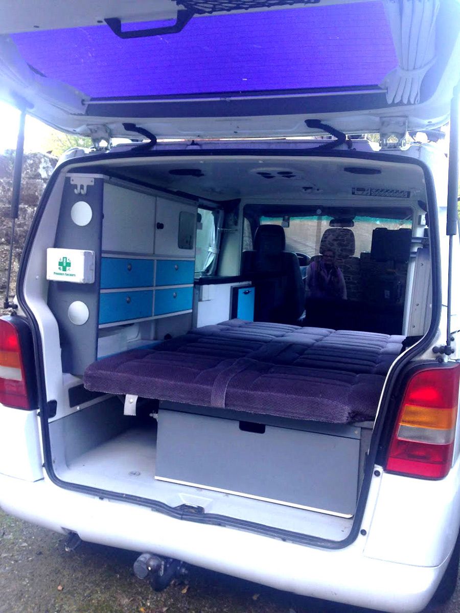 Création d'un coffre de rangement coulissant sous la banquette arrière : rendu fermé