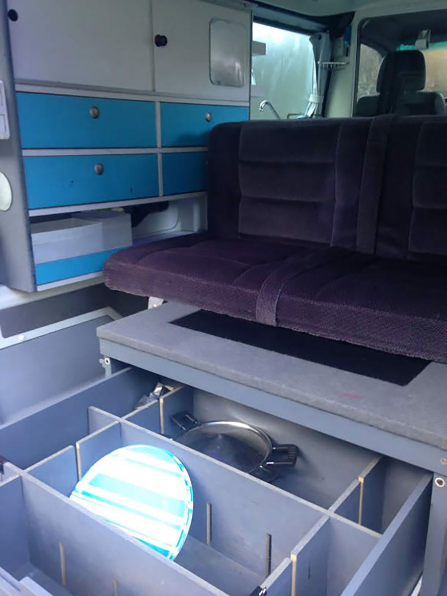 Création d'un coffre de rangement coulissant sous la banquette arrière : rendu ouvert