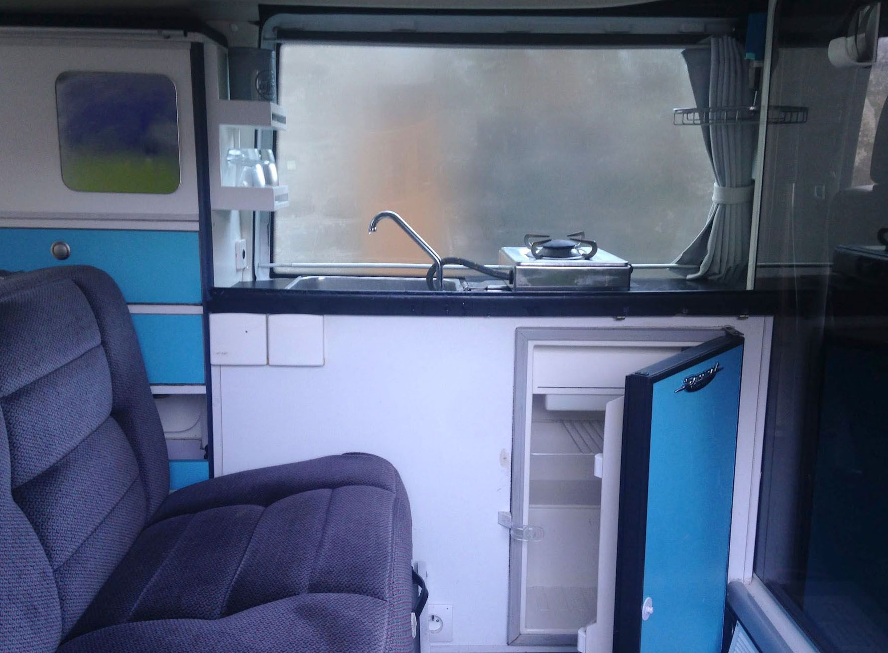 Aménagement intérieur : étagères, peinture, rideaux, sol